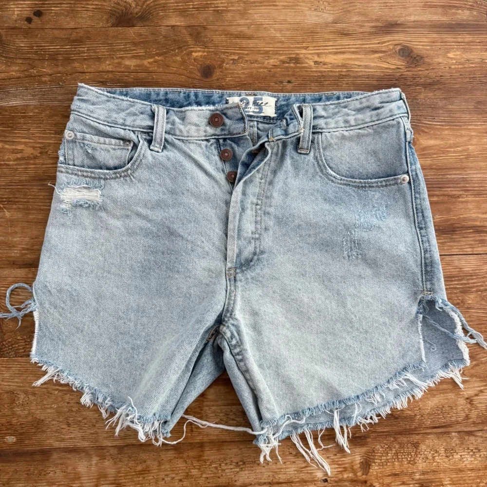 Free People We The Free Cut Off Denim Shorts Light Wash Distressed Womens 25 EUC